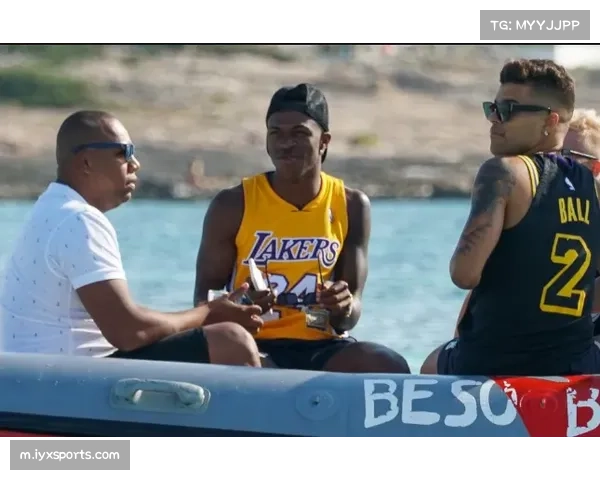 维尼修斯社交平台晒与女友甜蜜合照 内马尔打趣称小男孩陷入爱河 维尼修斯社交平台晒与女友甜蜜合照 内马尔打趣称小男孩陷入爱河